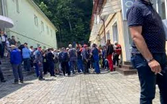 Angajaţii concediaţi de la RIAL Braşov îşi caută dreptatea în justiţie FOTO Ioan Buciumar