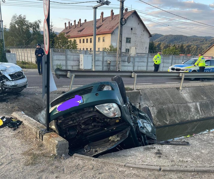Zece persoane implicate într-un accident pe DN 17.  Un bărbat a fost resuscitat FOTO