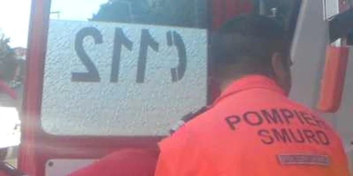 Echipele de descarcerare l-au scos pe şofer din maşina contorsionată