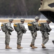 trupe americane urca in elicopter foto epa efe