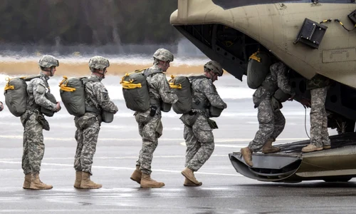 trupe americane urca in elicopter foto epa efe