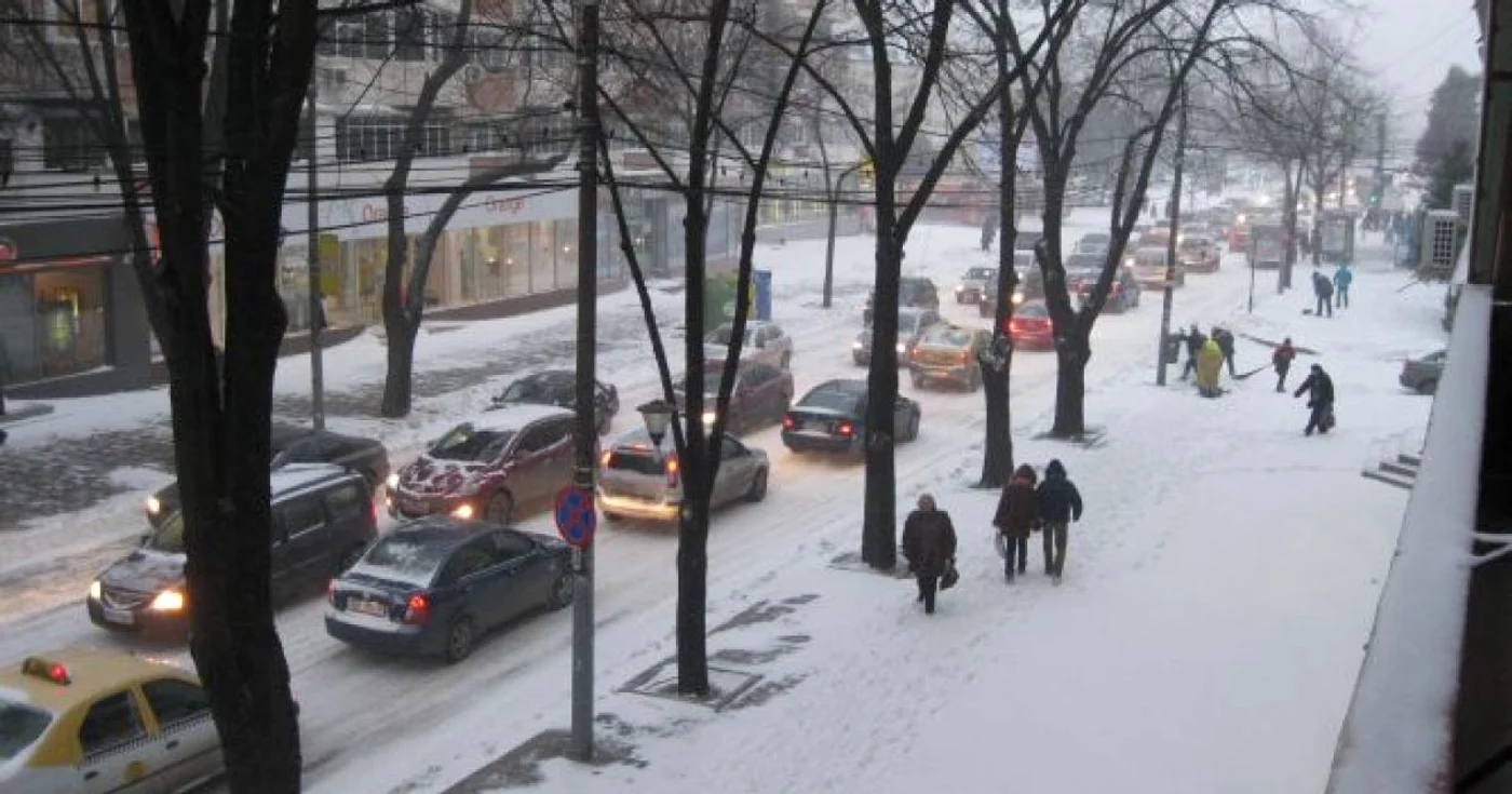 În ciuda interveţiei utilajelor de deszăpezire, pe arterele principale, traficul se desfăşoară cu dificultate 