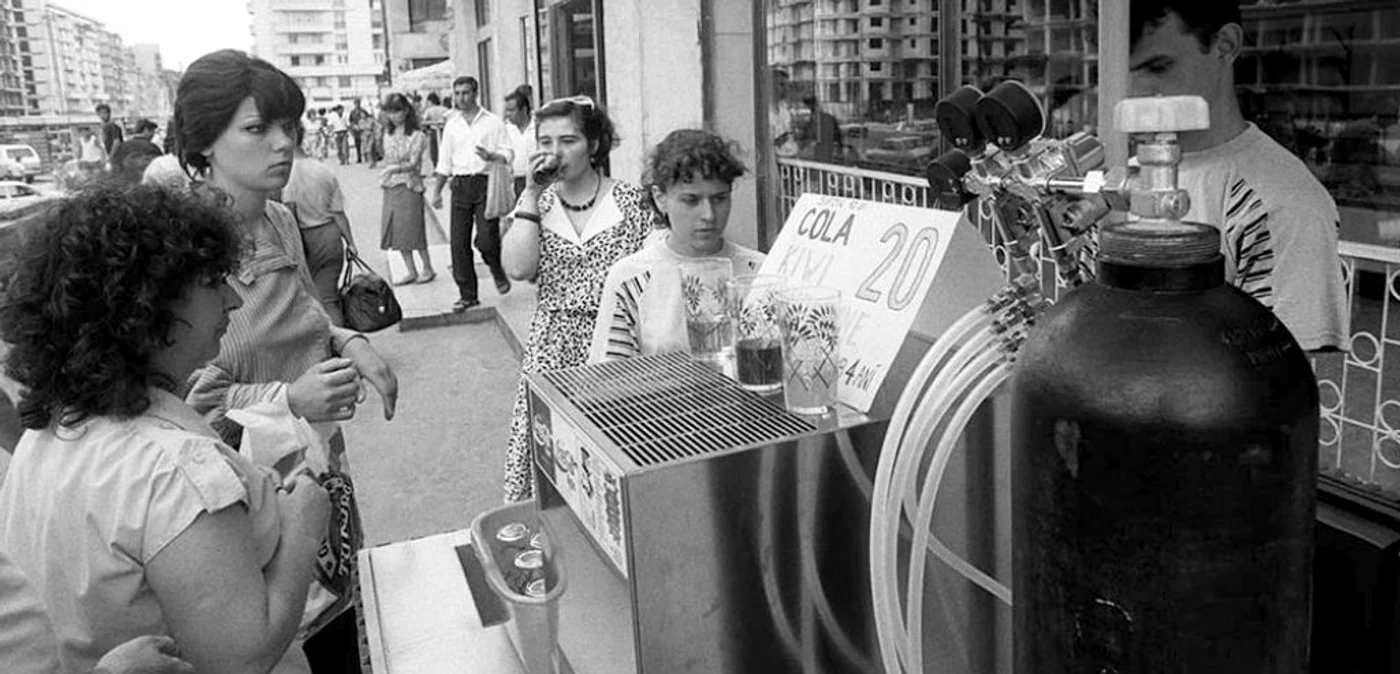 O scenă obişnuită în anii '90: oameni stând la coadă la dozator. Imagine de Florin Andreescu din cartea Flashback 1, apărută la editura Ad Libri