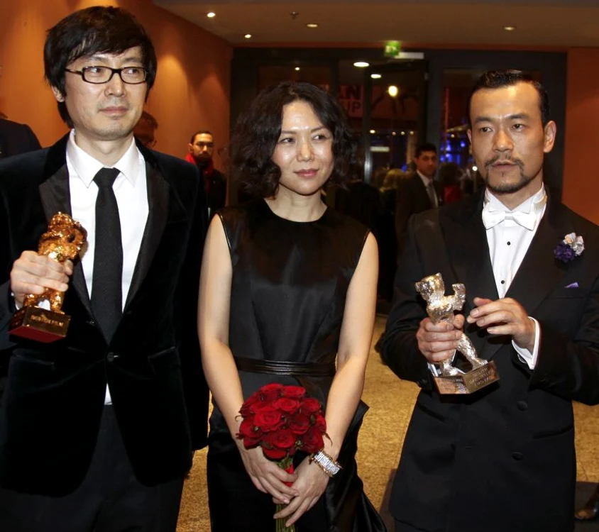
    Regizorul Diao Yinan, producătoarea Wen Yan şi actorul Liao Fan au câştigat Ursul de Aur pentru filmul «Black Coal, Thin Ice» (Foto: Reuters)  