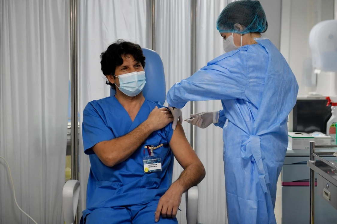 
    Un cadru medical al Institutului Național de Boli Infecțioase "Matei Balș" este vaccinat impotriva COVID-19foto: Mediafax  