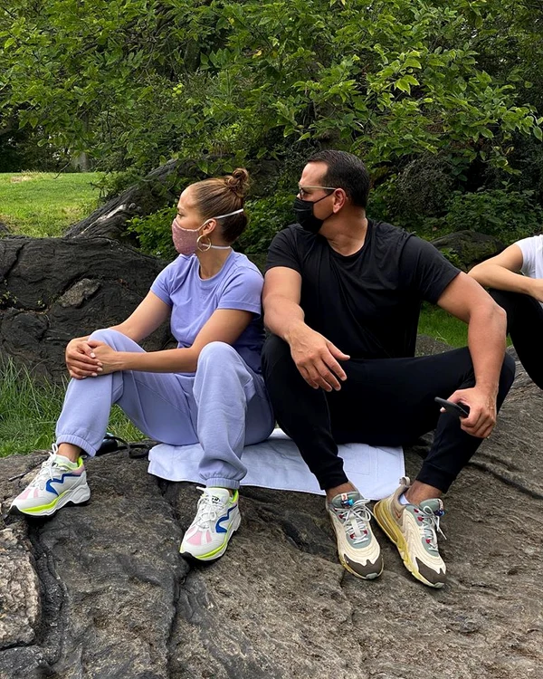 Îmbrăcați sport, J.Lo și Alex au făcut o plimbare în Central Park. Nu au uitat măștile de protecție