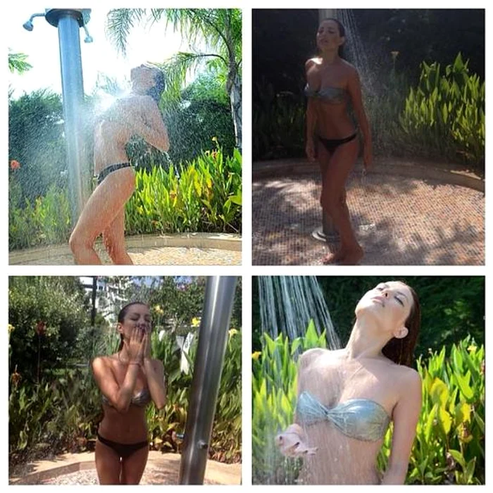 Cântăreața aproape dezbrăcată sub duș