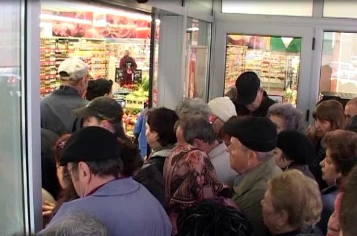 Mulțimea a năvălit la rafturi după deschiderea ușilor