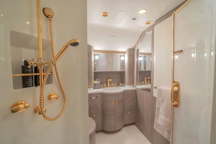 Instalaţiile sanitare sunt placate cu aur