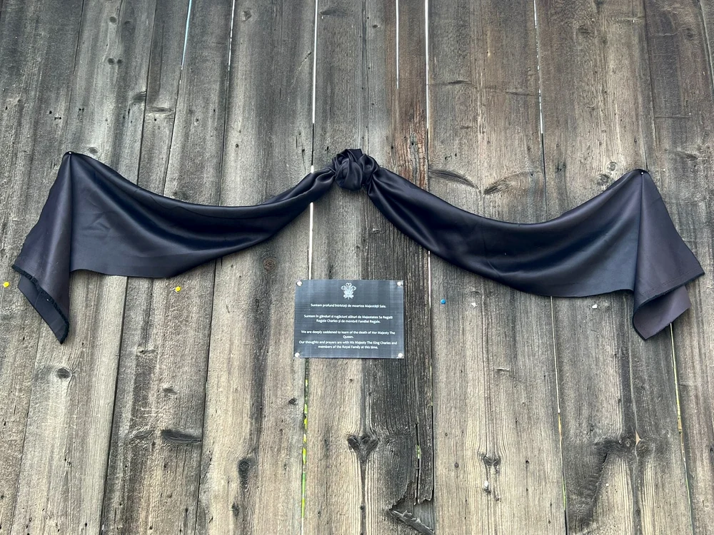 Pe casa din Viscri au fost montate un steag negru și un mesaj de condoleanțe. FOTO Eugen Vaida