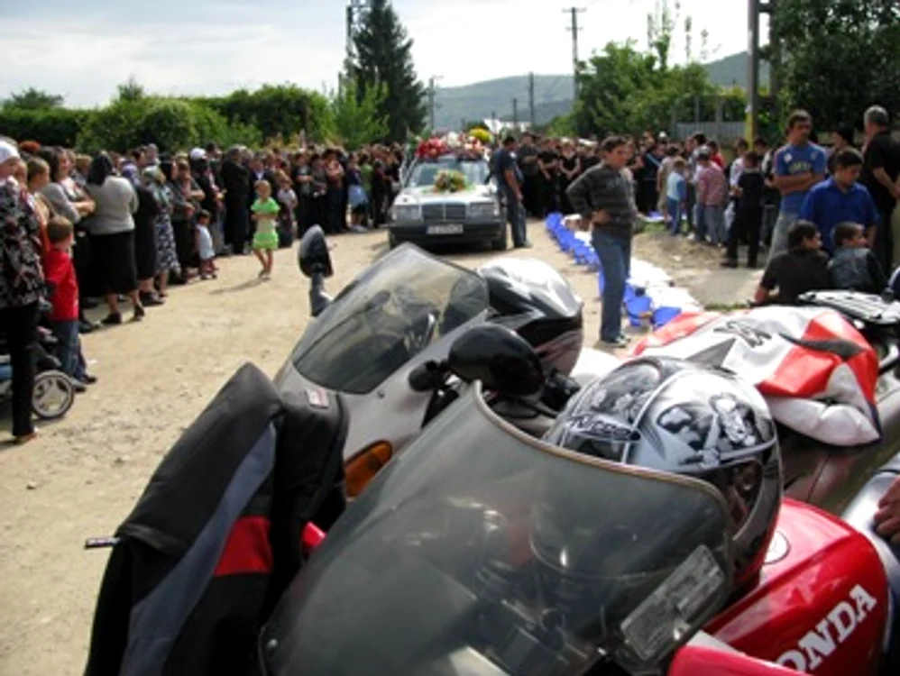 Bacău: Petruţ Sîrbu a fost însoţit pe ultimul drum de 30 de motociclete (UPDATE)