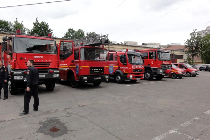 Pompierii din Slatina îşi scot pentru inspecţie întreg "arsenalul" din dotare... (FOTO: Mugurel Manea)