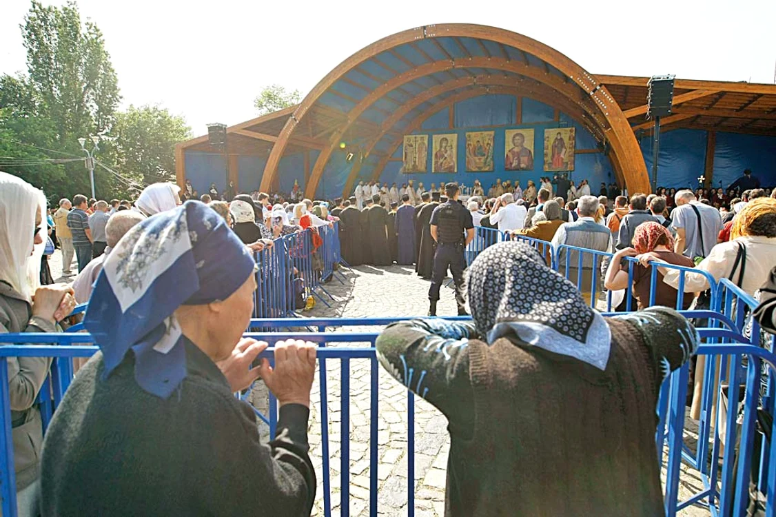 Mii de români au venit ieri la Patriarhie la «pelerinajul celor patru sfinți»