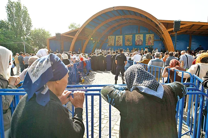 Mii de români au venit ieri la Patriarhie la «pelerinajul celor patru sfinți»