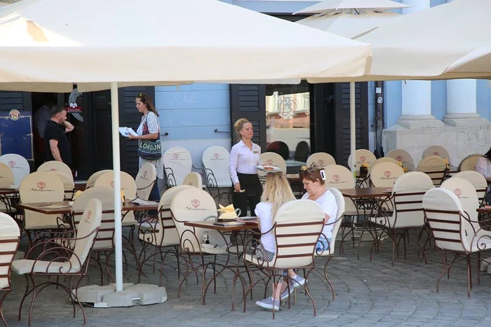 Localul are amenajată și o terasă