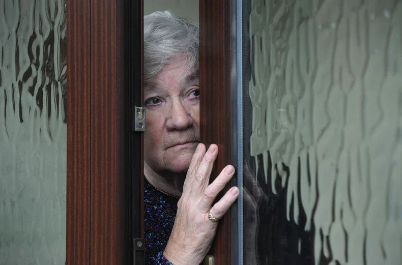 O pensionară este obligată să restituie 60.000 de euro după ce a încasat două pensii simultan, vreme de două decenii