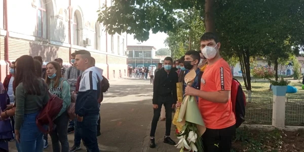elevi în prima zi de şcoală olt