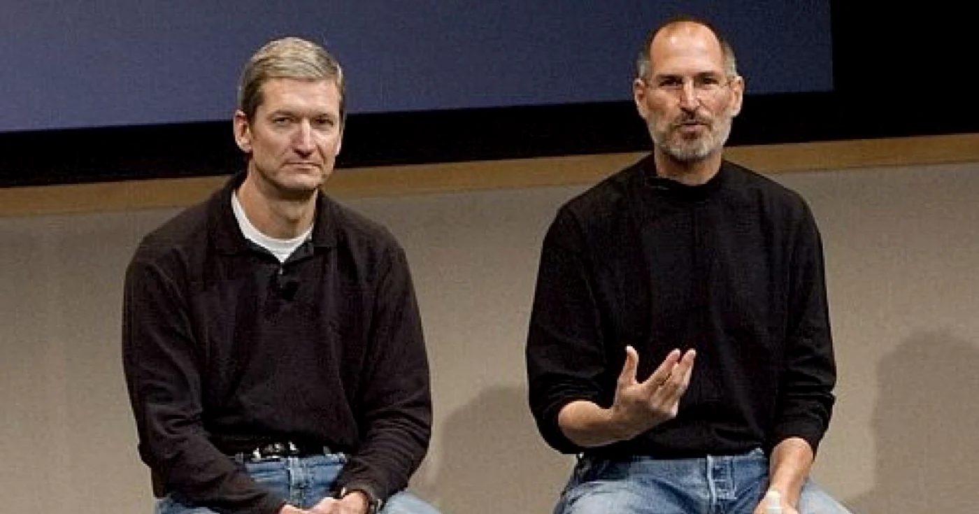 Tim Cook (stânga) şi Steve Jobs