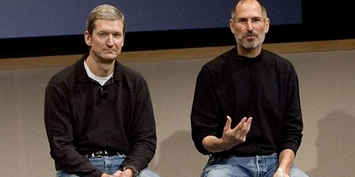 Tim Cook (stânga) şi Steve Jobs