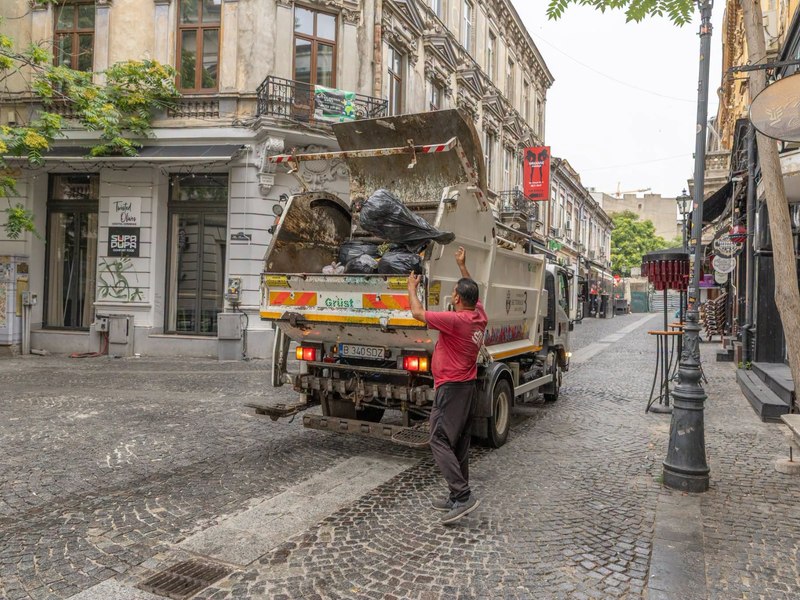 Bucureștenii vor colecta separat resturile alimentare. PMB anunță noi reguli pentru gestionarea deșeurilor