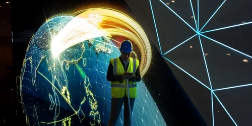 Un muncitor se uită la smarthphone în timp ce curăţă podeaua la Mobile World Congress înaintea inaugurării la Barcelona Spania FOTO AP