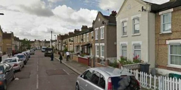   Agresiunea s-a petrecut în plină zi pe şoseaua Wycombe din Londra FOTO Google/Daily Mail