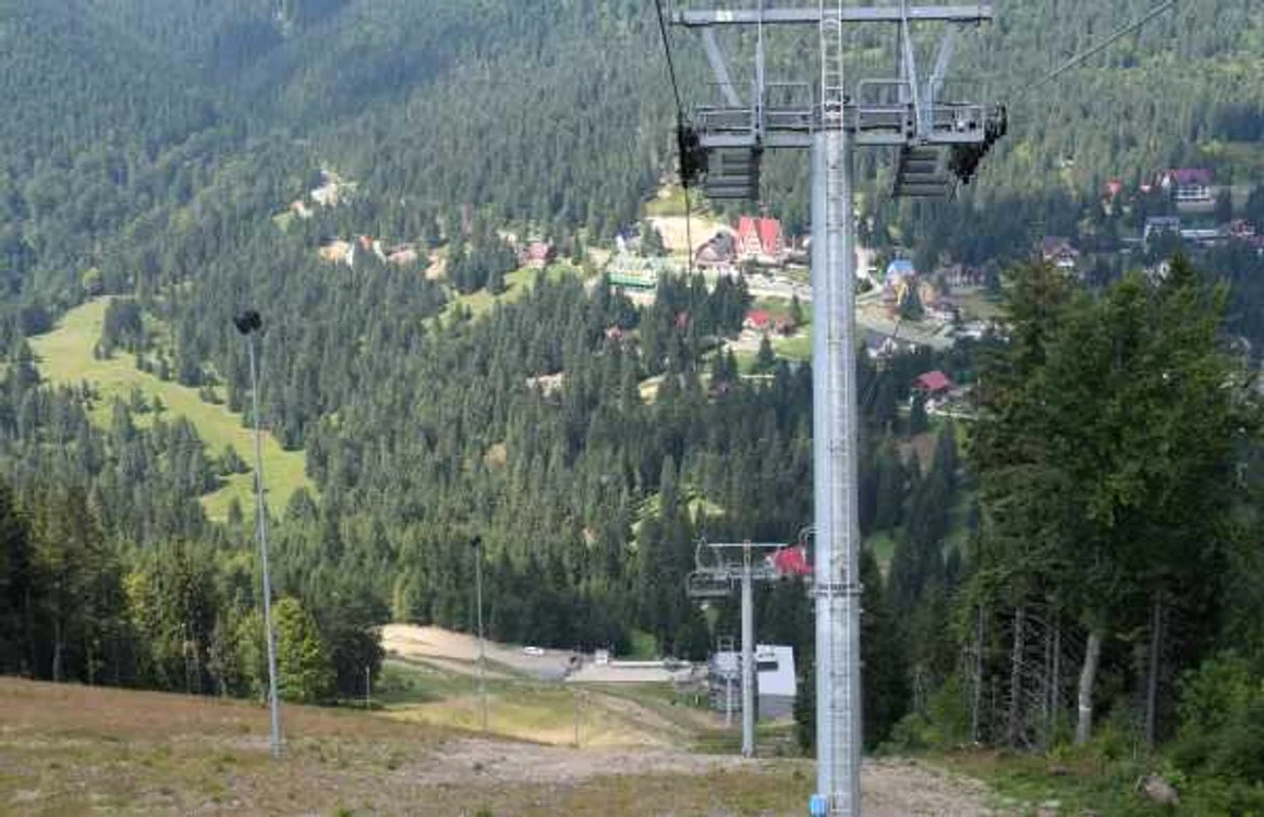 Într-o zonă cu peisaje care-ţi taie răsuflarea, singura instalaţie de teleschi a stat nefolosită toată vara. FOTO: tripadvisor.ro