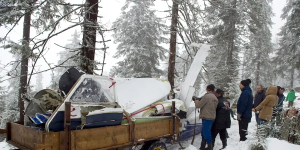 Epava avion Apuseni - accident aviatic - Epava este transportata pentru cercetari ulterioare FOTO Mediafax
