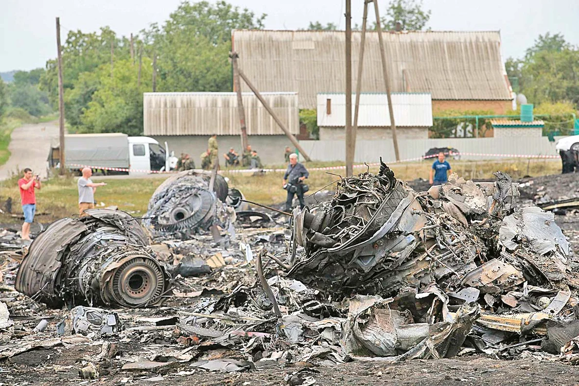 O mulţime de oameni se perindă pe la locul tragediei