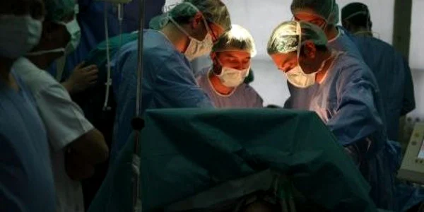 Medicii fac tot ce pot pentru a salva pacientul (Arhiva)