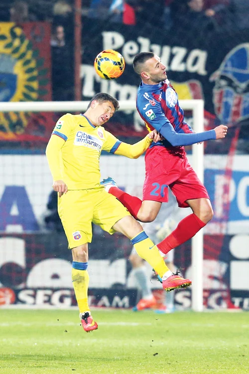 
    Andrei Prepeliţă şi  Mircea Axente  s-au  duelat în meciul tur  pentru fiecare balon  