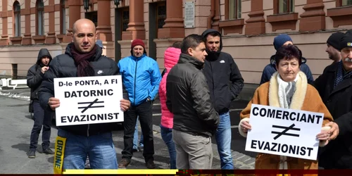 Micii comercianţi au protestat la Prefectură