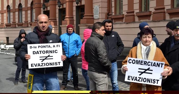 Micii comercianţi au protestat la Prefectură. FOTO Simona Suciu