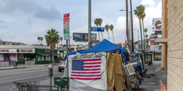 los angeles sunset boulevard homeless oameni fara adapost shutterstock 2144952855 jpg