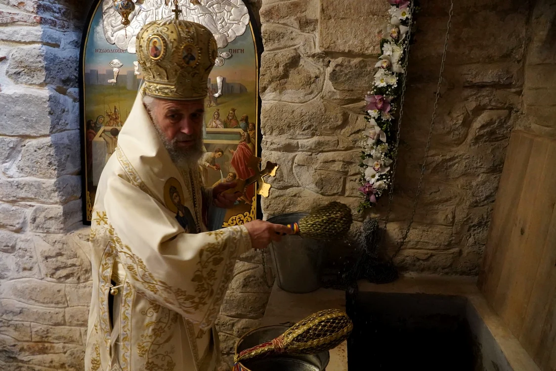 Apa din izvor vindecătoare este oferită credincioșilor FOTO: Arhiepiscopia Dunării de Jos