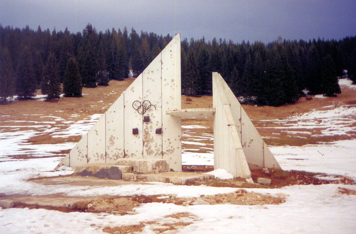 Monument olimpic din Sarajevo, distrus după război (© Hedwig Klawuttke / Wikimedia Commons)