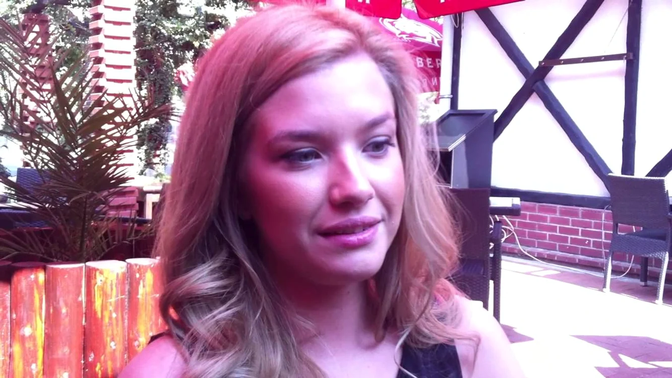 
    Călina, iubita lui Mutu în timpul interviuluiFOTO Youtube.com  