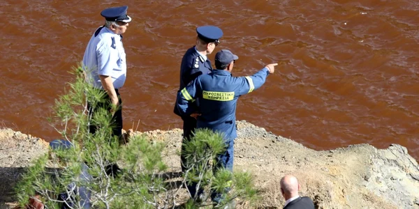 Noul şef al poliţiei Kypros Michaelides e pus la current cu informaţii despre cadavrele unui criminal în serie lângă Lacul Roşu din Mitsero Cipru FOTO EPA-EFE / Katia Christodolou