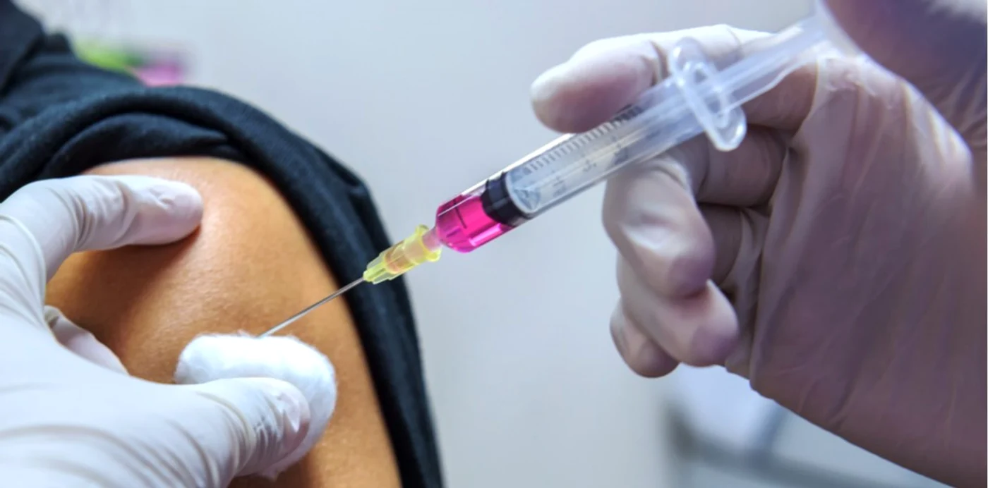 
    Vaccinul antigripal se poate face în același timp cu cel împotriva Covid sau la orice distanță dorimFoto: Shutterstock  