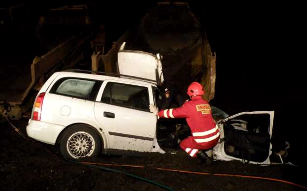 Șoferul a fost scos cu greu dintre fiarele contorsionate