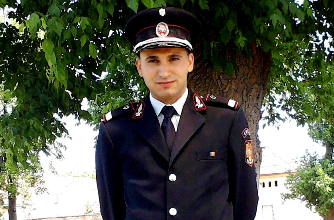 Poliţistul din Alba Iulia a publicat o carte de poezii. Foto: facebook/Dan Ioan Groza