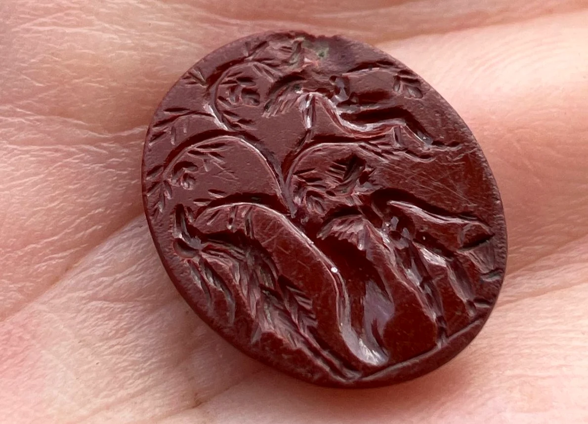 Piatra prețioasă descoperită în fortul roman de la Bremenium (© Elaine Vallack)