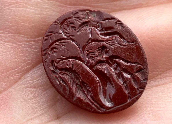 Piatra prețioasă descoperită în fortul roman de la Bremenium (© Elaine Vallack)