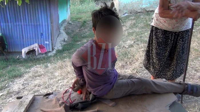 Mama fetei spune că o ține legată pentru că e bolnavă psihic