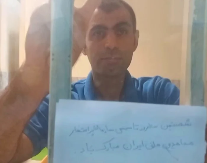 Babak Alipour în celula sa