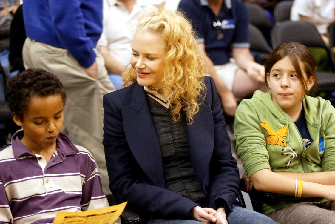 Nicole Kidman, alături de copiii ei adoptați, Bella (dreapta) și Connor (stânga), pe vremea când locuiau împreunăfoto: Getty Images
