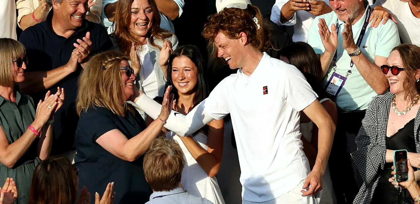 Jannik și mama lui, în tribuna de la Wimbledon  FOTO Il Messaggero