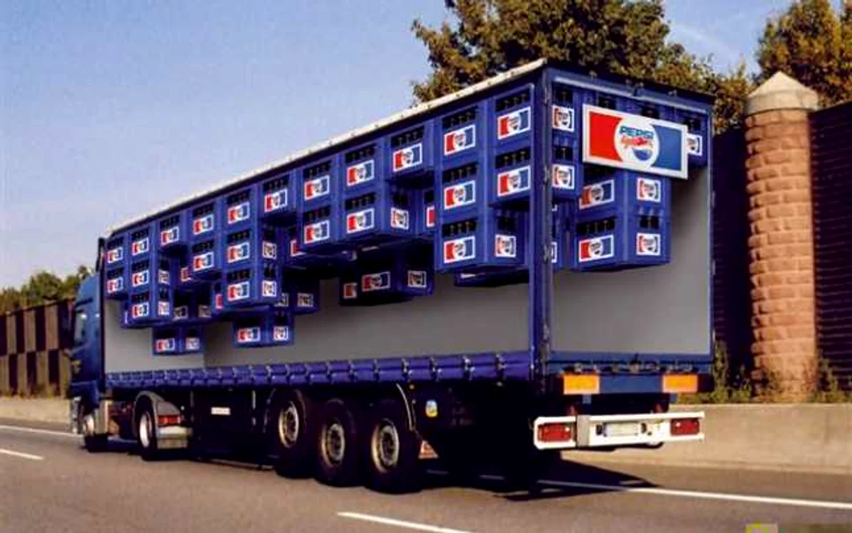Camion al companiei Pepsi Cola aflat pe șosea