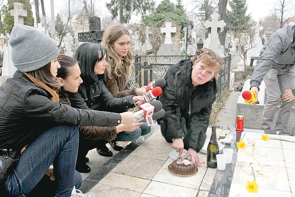 De câte ori ajunge  la mormântul  regratatului ei iubit,  Anca Pandrea este  foarte emoţionată (FOTOGRAFII: ZIARULRING.RO)