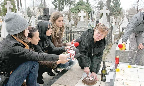 De câte ori ajunge  la mormântul  regratatului ei iubit,  Anca Pandrea este  foarte emoţionată (FOTOGRAFII: ZIARULRING RO) jpeg